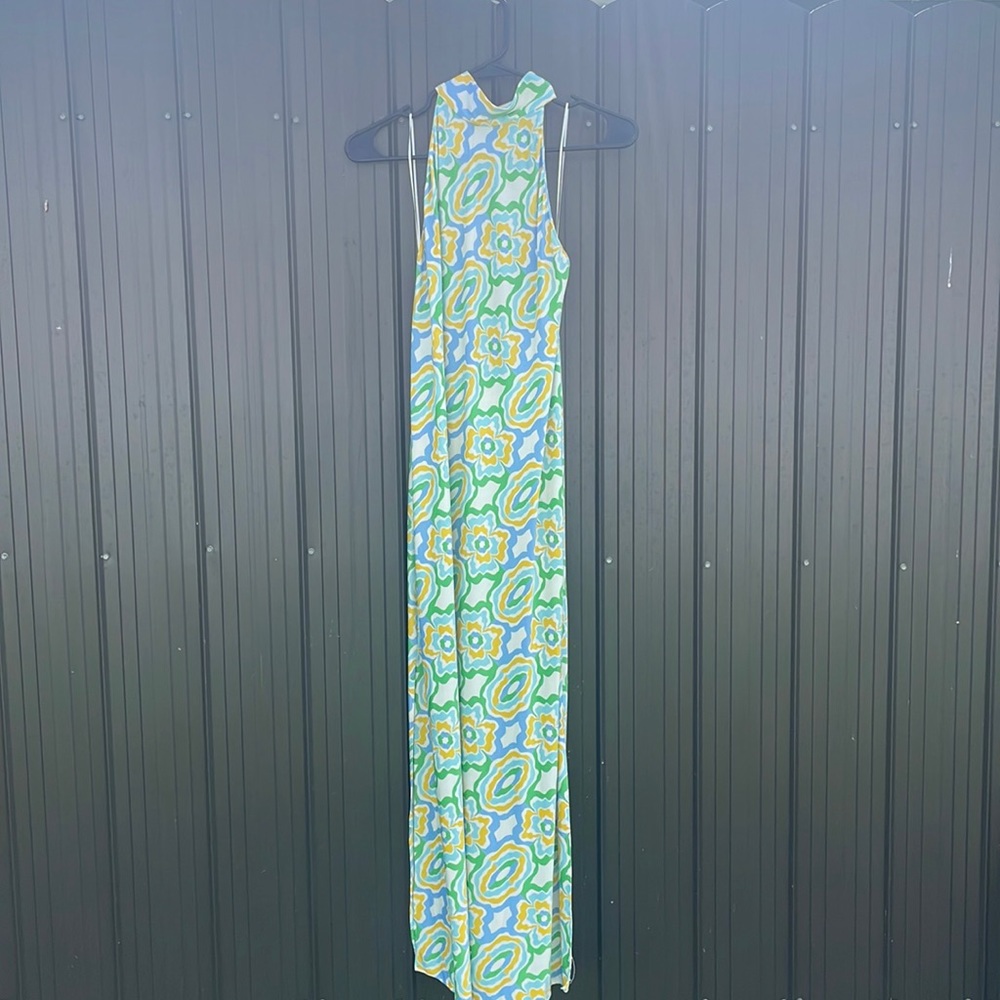 This summer groovey frock is perfect to finish summer out with a bang!! 2 slits.